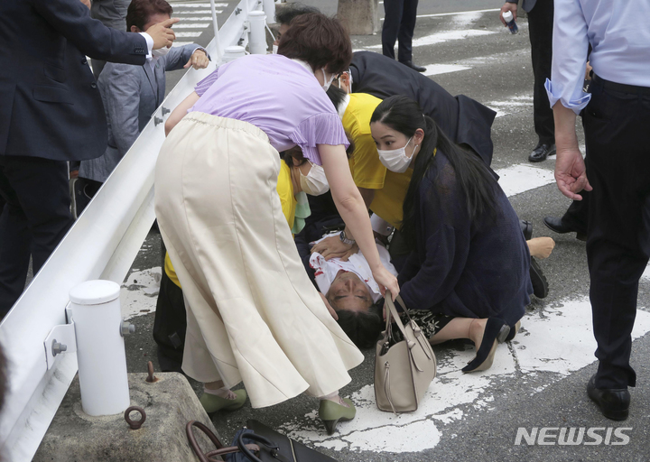 “日 아베, 산탄총 맞아 심폐정지 상태…헬기로 다른 병원 이송 예정”(종합)