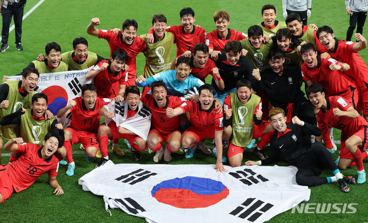 ‘황희찬 결승골’ 한국, 12년만에 월드컵 16강…포르투갈에 2-1 역전승(종합2보)