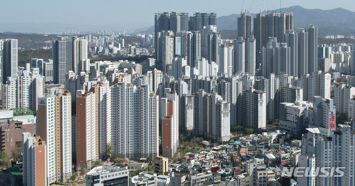 건설사들, 미분양 우려에 분양 미뤄…청약흥행은 ‘착시효과'[미분양 공포]