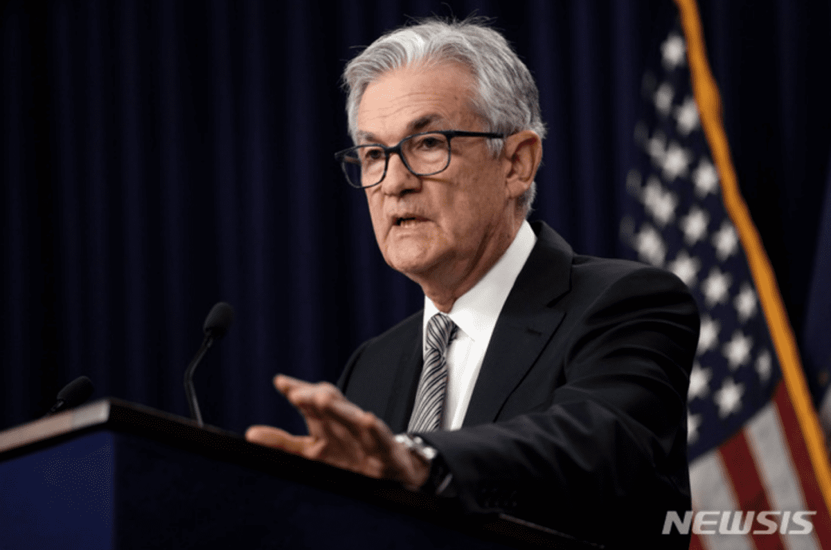  Bitcoin Holds Breath Ahead of Fed Decision; ETF Outflows in Focus