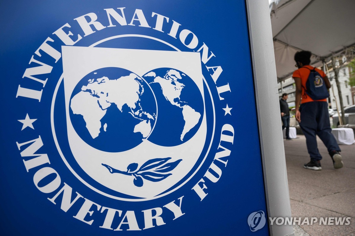 IMF, 올해 세계 경제성장률 3.2%로 0.1%p 상향…”회복력 지속”