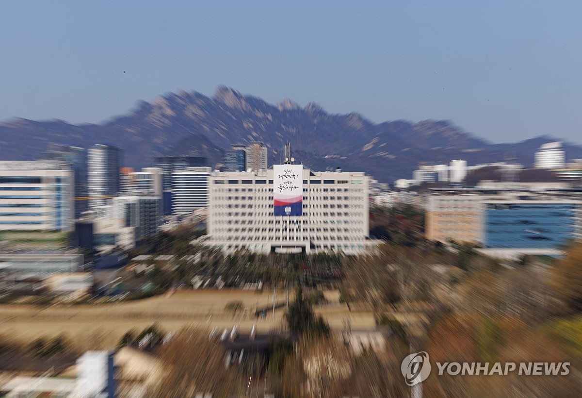 경찰, 대통령실 압수수색 위해 용산 청사 도착해 영장 제시(종합)