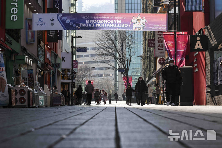  재정 만으론 성장률 하락 못 막는다…금리인하론 거세질까